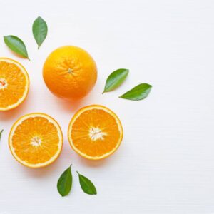 VITAMIN C: Un antioxydant puissant connu pour uniformiser le teint, stimuler l’éclat naturel de la peau et clarifie le teint.
