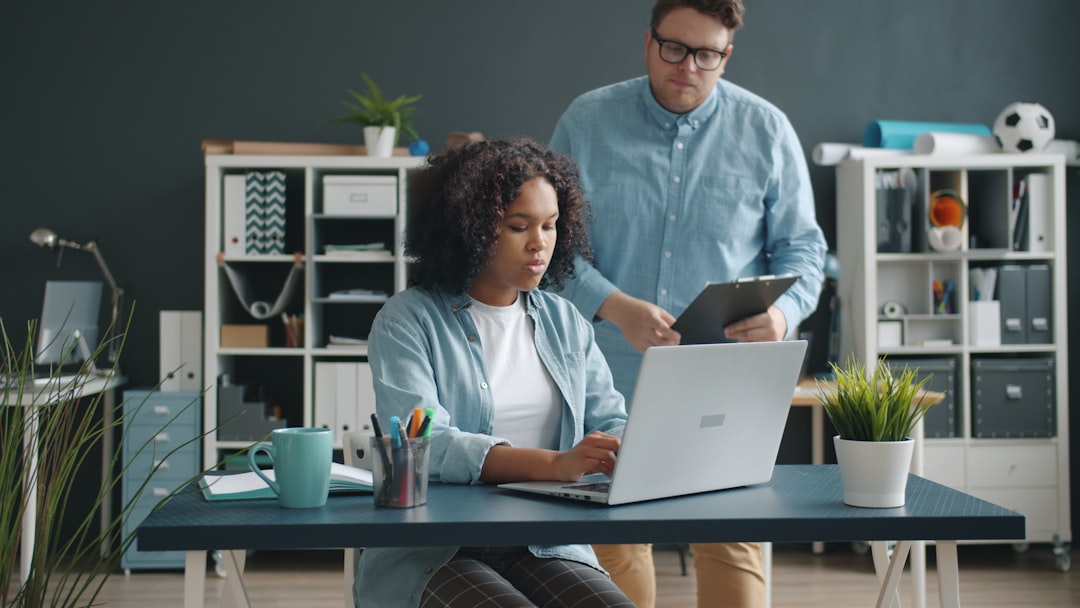 Professionnels collaborant autour d’un ordinateur dans un bureau