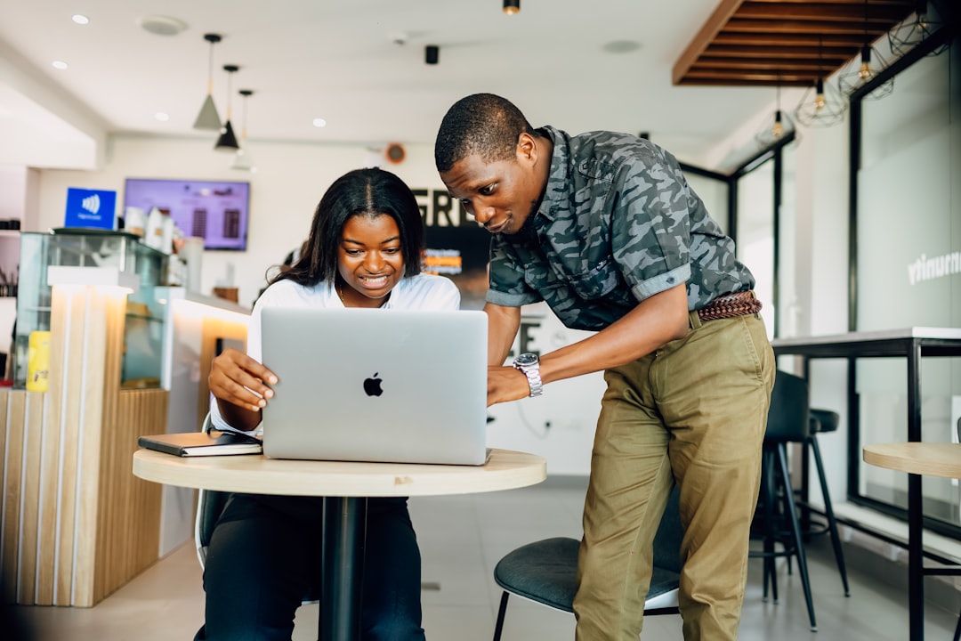 Équipe africaine travaillant sur un projet digital dans un bureau moderne